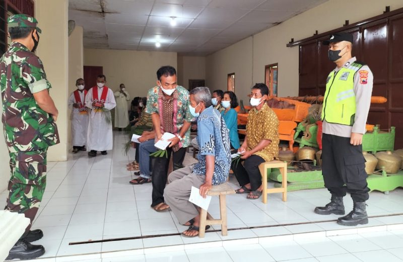 Guna Berikan Kenyamanan Saat Ibadah, Ini Yang Dilakukan Personil TNI Polri