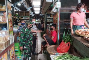 Hadir di Lokasi Pasar Tradisional, Babinsa Sudiroprajan Gencar Beri Himbauan Prokes