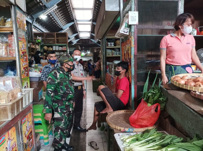 Hadir di Lokasi Pasar Tradisional, Babinsa Sudiroprajan Gencar Beri Himbauan Prokes