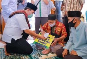 Hari Ramadhan ke-17, Plt Bupati Beni Hernedi Lantik Pengurus Cabang DMI di Masjid Raya Abdul Kadim