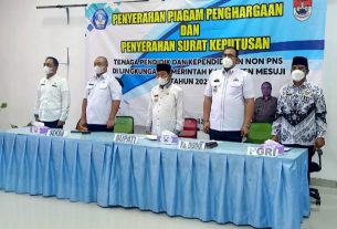 Tenaga Didik Di Mesuji Terima Penghargaan dan SK