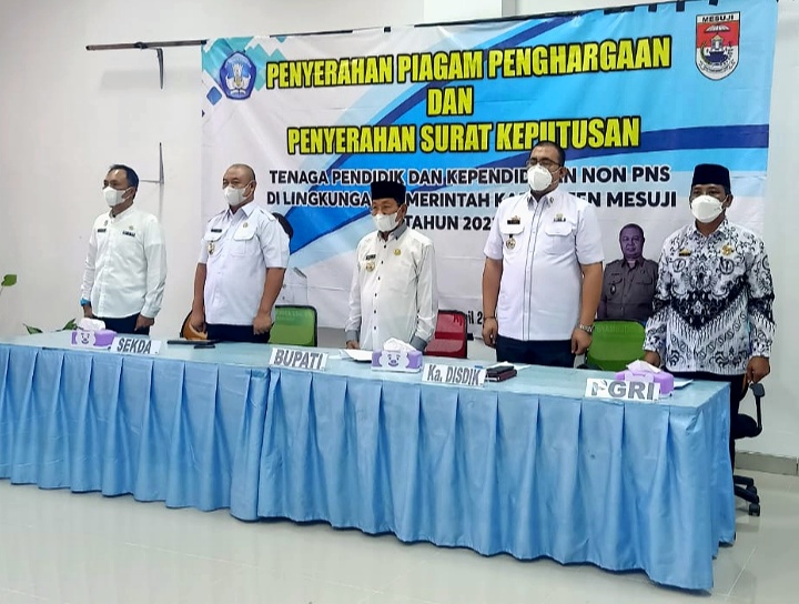 Tenaga Didik Di Mesuji Terima Penghargaan dan SK