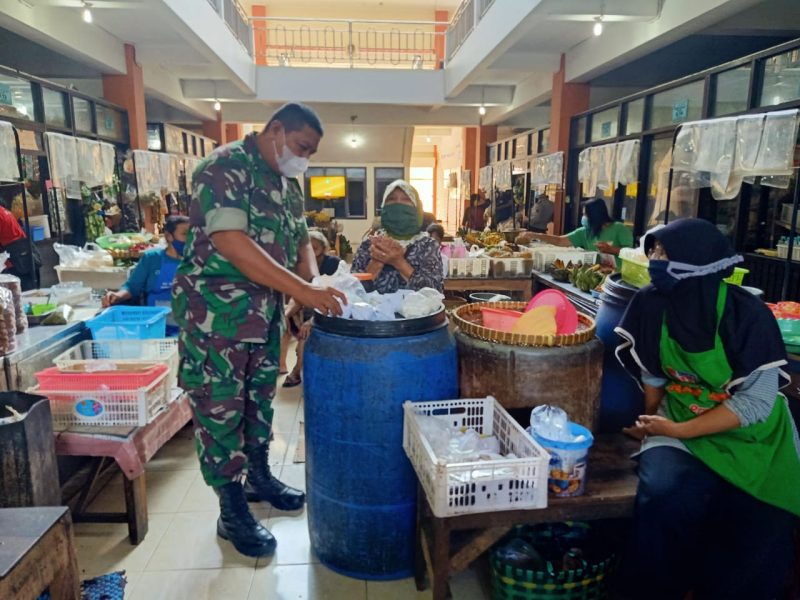 Jelang Awal Puasa Ramadhan, Serma Samsuri Cek Prokes Dipasar Tradisional Rejosari