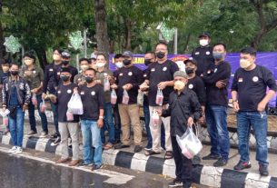 Jelang Berbuka Puasa IPLI Bagikan Ratusan Takjil