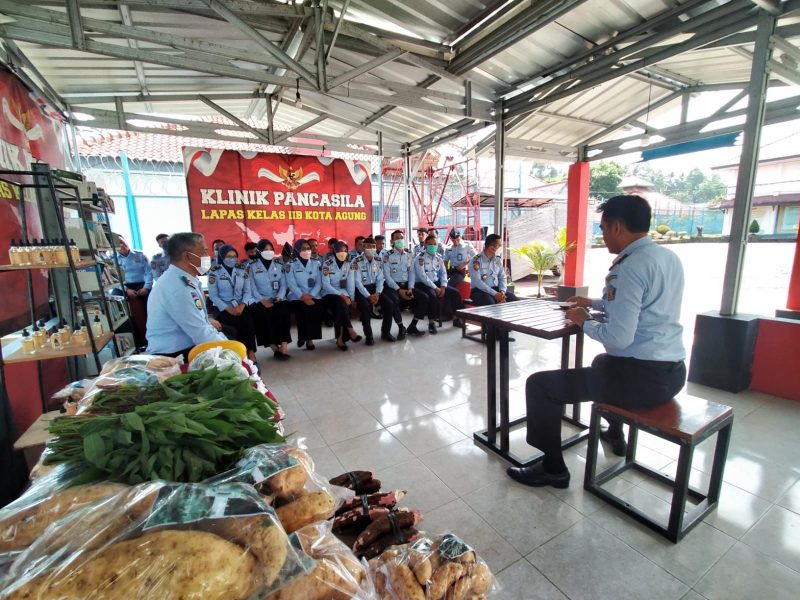 Kegiatan One Day One Prison’s Product digelar, Petugas Lapas Kotaagung Antusias Membeli Produk Warga Binaan