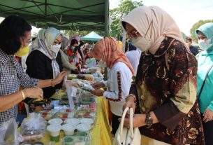 Ketua Dekranasda Provinsi Lampung meninjau kegiatan Bazar Takjil