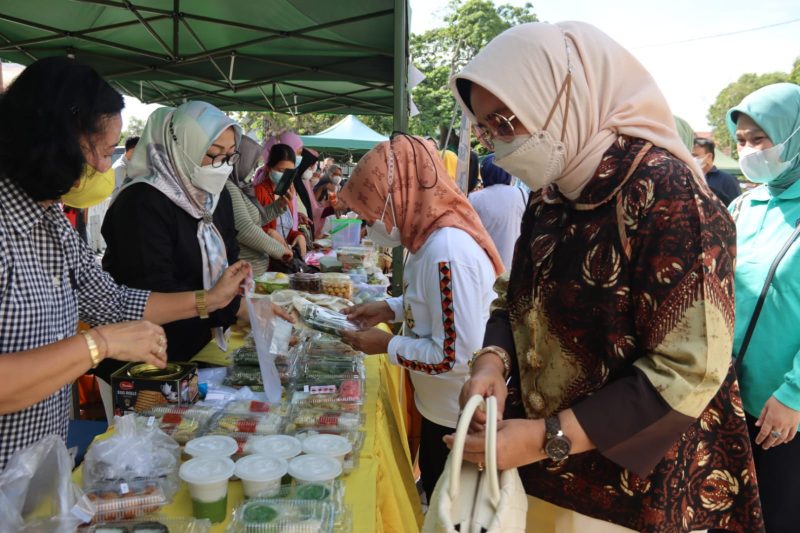 Ketua Dekranasda Provinsi Lampung meninjau kegiatan Bazar Takjil