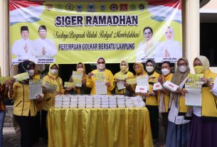 Ketua IIPG Lampung Riana Sari Arinal Berbagi Nasi Kotak Untuk Masyarakat Bandar Lampung