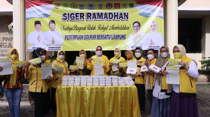 Ketua IIPG Lampung Riana Sari Arinal Berbagi Nasi Kotak Untuk Masyarakat Bandar Lampung