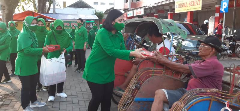 Ketua Persit Kodim Sukoharjo Terjun Langsung Bagikan Takjil
