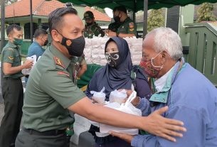 Kodim 0735 Surakarta Bagikan Takzil Gratis Jelang Berbuka Puasa