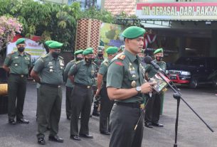 Kolonel Inf Faisol Izuddin Karimi Membagikan Susu Serdadu Kepada Prajurit dan PNS Kodim 0410/KBL
