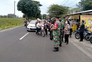 Kompak..!! TNI POLRI Bersama FKPPI 1135 Surakarta Bagikan Takzil Gratis Jelang Berbuka