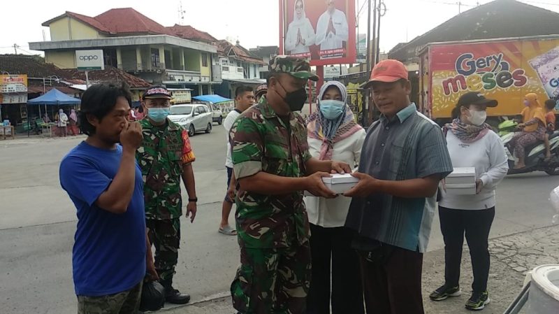 Koramil 05 Weru Dim 0726/Sukoharjo bersama Persit bagikan Menu berbuka puasa bagi masyarakat Weru.