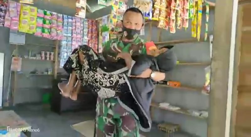 Nenek Renta Di Jemput Dan Di Gendong Oleh Babinsa Dibawa Ke Posramil 06/Bubon