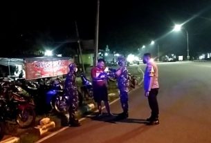 Patroli Malam, Duet TNI-Polri Giriwoyo Ajak Warga Patuhi Protkes