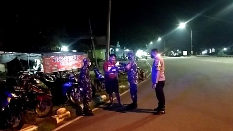 Patroli Malam, Duet TNI-Polri Giriwoyo Ajak Warga Patuhi Protkes