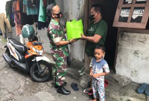 Peduli Ditengah Pandemi, Babinsa Kepatihan Wetan Berikan Bantuan Sembako Kepada Warga