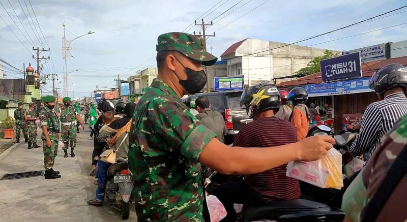 Pengguna Jalan Melintas Di Depan Makodim 0105Abar Dapat Takjil Gratis Dari Dandim Dan Ketua Persit KCK Cabang XVIII