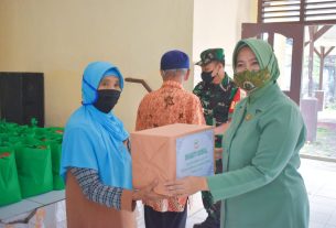 Peringati HUT Ke 76, Persit Kartika Chandra Kirana Koorcab Rem 043 PD II/Sriwijaya Ziarah Ke Taman Makam Pahlawan