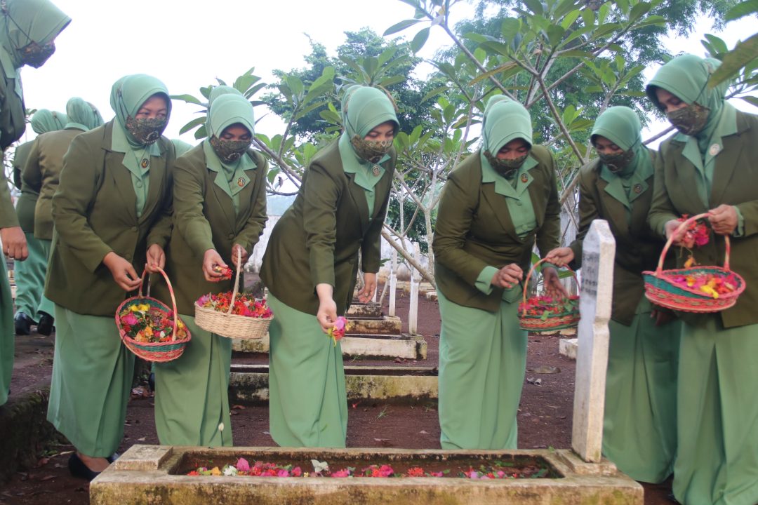 Peringati  HUT Ke-76, Persit Kodim Lamtim Ziarah Taman Makam Pahlawan Dan Bhaksos