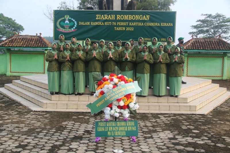 Peringati HUT Ke-76, Persit Kodim Lamtim Ziarah Taman Makam Pahlawan Dan Bhaksos