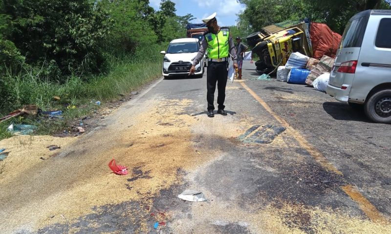 Satlantas Polres Tulang Bawang Olah TKP Kecelakaan Yang Akibatkan Satu MD dan Dua LB