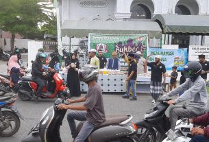 Semangat Kebersamaan, Pemuda Drien Rampak Bagi - Bagi Takjil Dan Masker Kepada Pengendara Di Johan Pahlawan