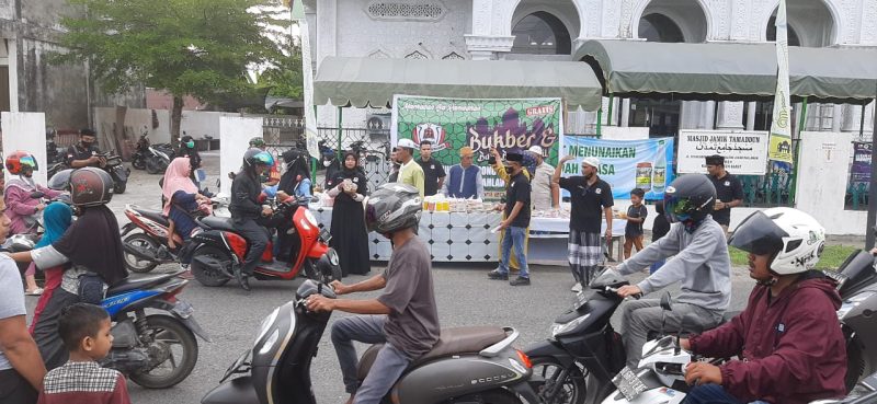 Semangat Kebersamaan, Pemuda Drien Rampak Bagi - Bagi Takjil Dan Masker Kepada Pengendara Di Johan Pahlawan