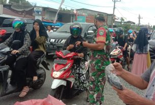 Semangat Kebersamaan, Babinsa Dan IPGDR Bagi - Bagi Takjil Dan Masker Kepada Pengendara Di Johan Pahlawan