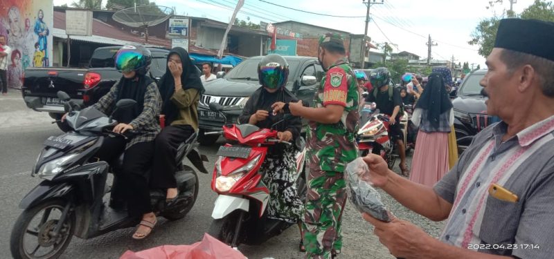 Semangat Kebersamaan, Babinsa Dan IPGDR Bagi - Bagi Takjil Dan Masker Kepada Pengendara Di Johan Pahlawan