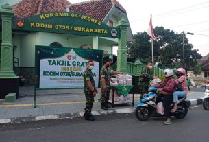 Semarak Ramadhan,Koramil 04/Jebres Bagikan Takjil Buka Puasa