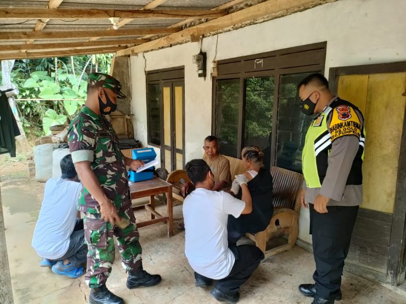 Sinergi TNI-Polri Dan Nakes Datangi Warga Berikan Vaksin