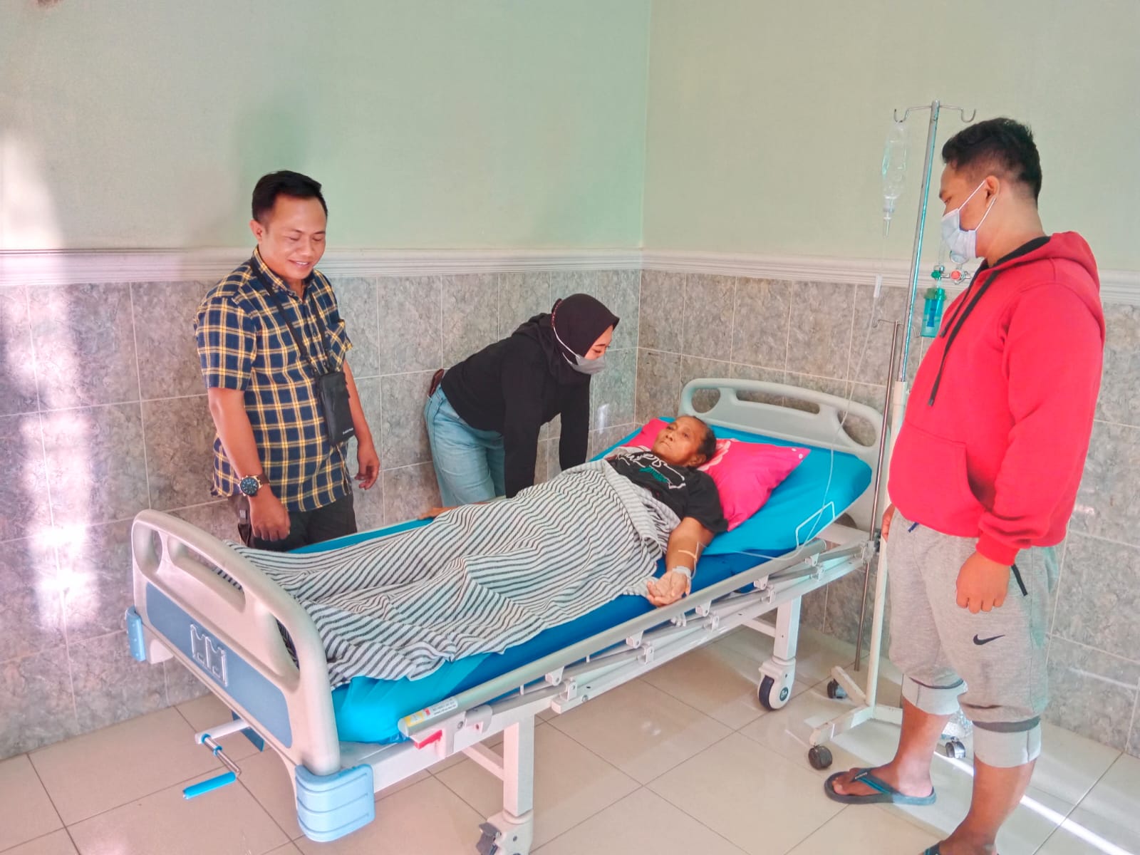 Suwardi Kader Muda DPD Partai NasDem Tubaba Bawa Tasrini Lansia berobat ke rumah sakit
