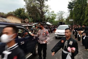 TNI/POLRI Sambungmacan bersama Perguruan Pencak Silat Berbagi Takjil