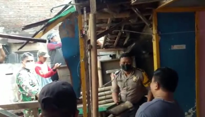 TNI Polri & Masyarakat Bergotong Royong Bongkar Rumah Tidak Layak Huni