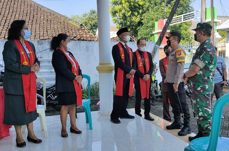 TNI-Polri di Bojonegoro Amankan Ibadah Peringatan Wafatnya Isa Almasih