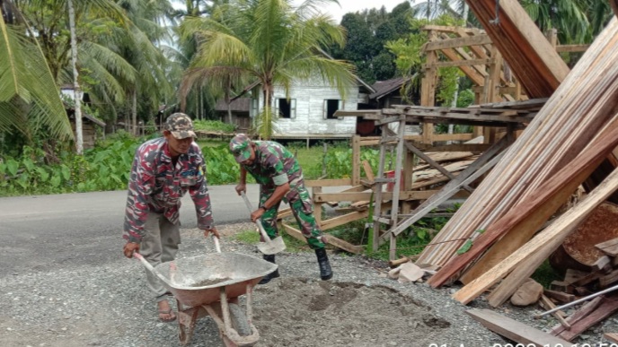 Tak Mengenal Lelah Walau Di Bulan Puasa ; Babinsa Jajaran Koramil 01/SM Kebut Pembangunan Rumah Warga Binaanya