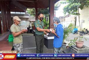 Tanpa Lelah, Sertu Warseno Bagikan Masker Gratis di Wilayah