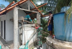 Tingkatkan Hubungan Teritorial, Babinsa Posramil 05/PC Rehab MCK Masjid Bersama Warga