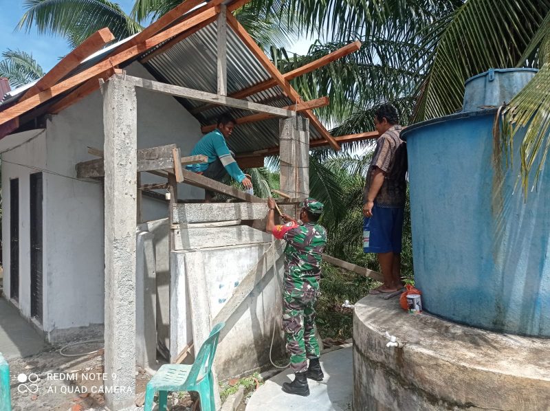 Tingkatkan Hubungan Teritorial, Babinsa Posramil 05/PC Rehab MCK Masjid Bersama Warga