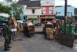 Turun ke Pasar Babinsa Bersama Satpam Berikan Himbauan Prokes