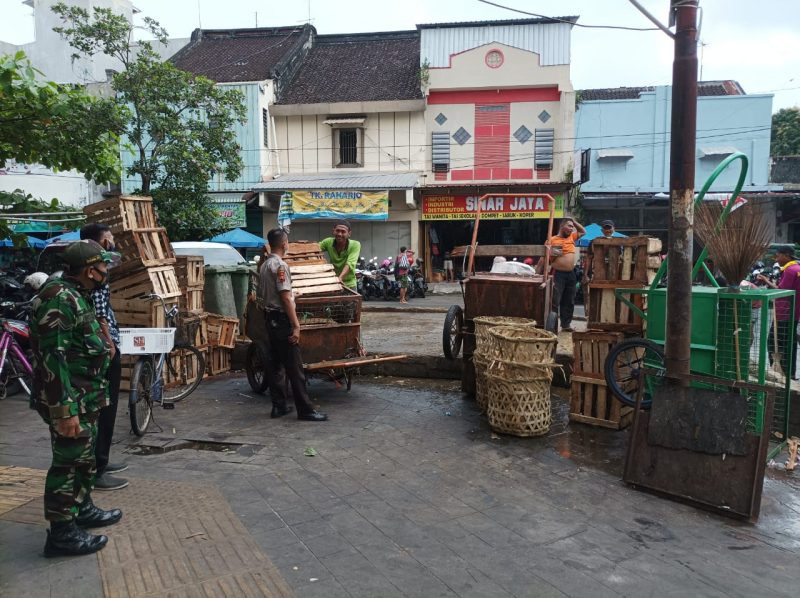 Turun ke Pasar Babinsa Bersama Satpam Berikan Himbauan Prokes