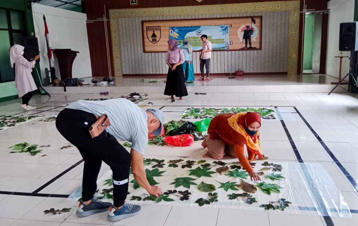 Asah Kreativitas Anggota Persit, Kodim Bojonegoro Gelar Pelatihan Ecoprint