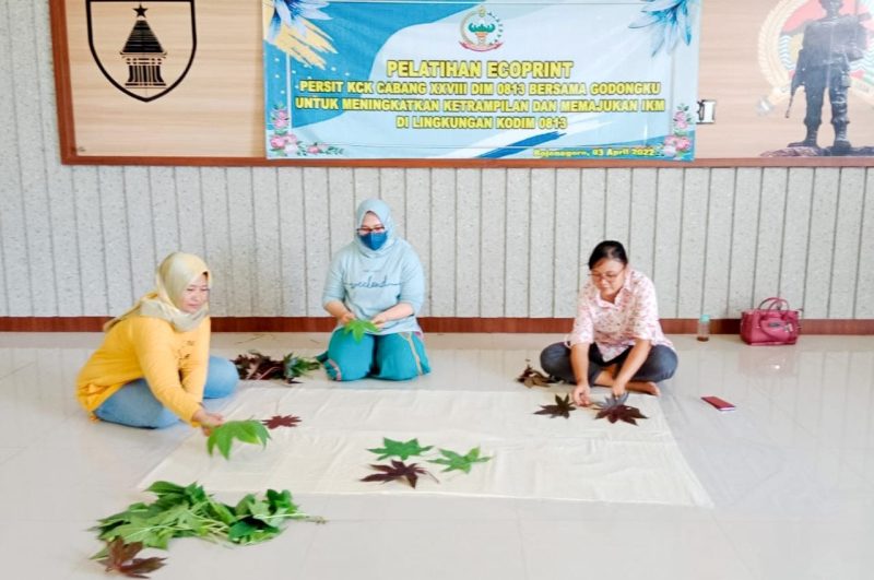 Asah Kreativitas Anggota Persit, Kodim Bojonegoro Gelar Pelatihan Ecoprint