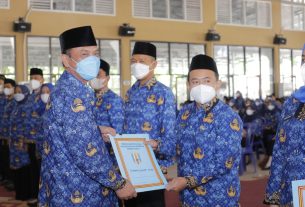 Bupati Way Kanan Serahkan SK CPNS dan PPPK Tahap I dan II