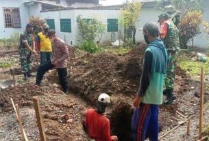 Manunggal Dengan Rakyat, Babinsa Bantu Bangun Rumah