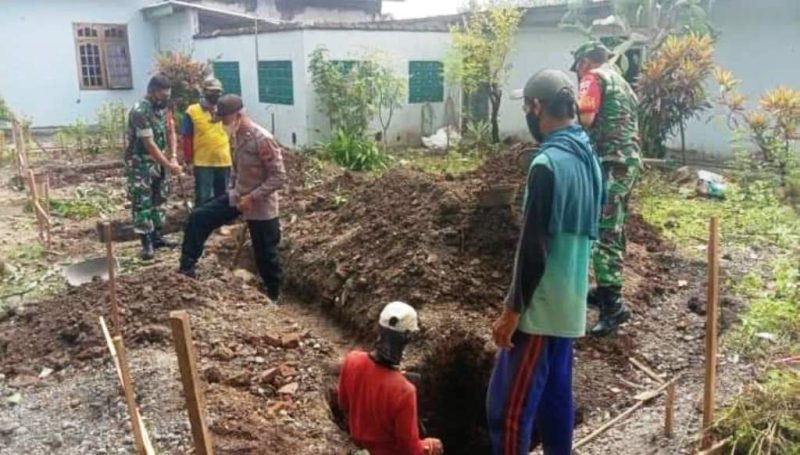 Manunggal Dengan Rakyat, Babinsa Bantu Bangun Rumah