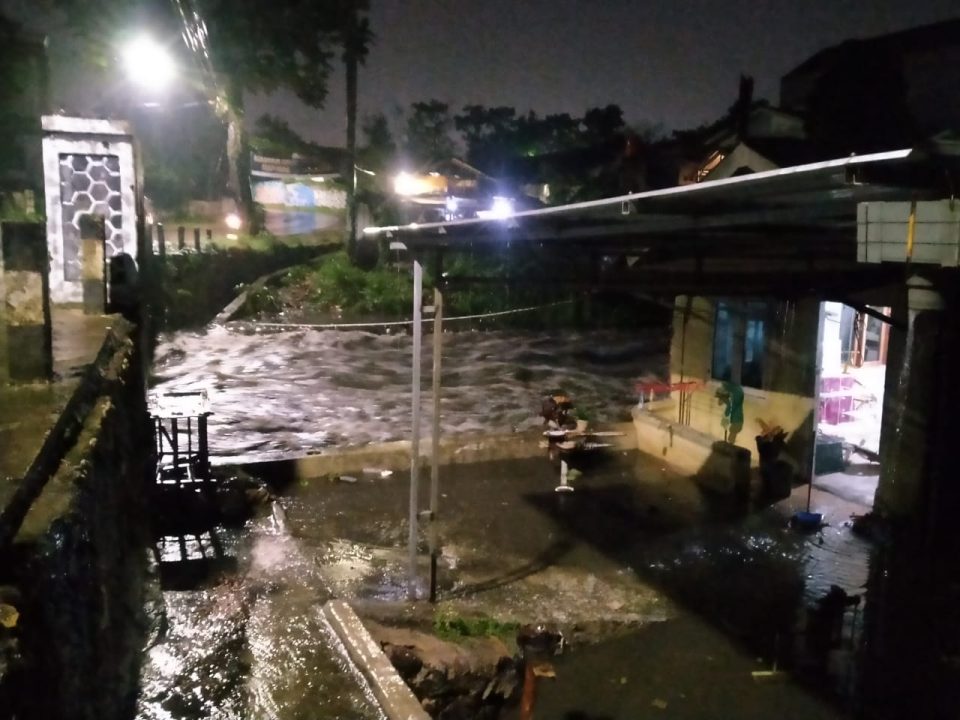 Relawan PMI Bantu Evakuasi Korban Banjir