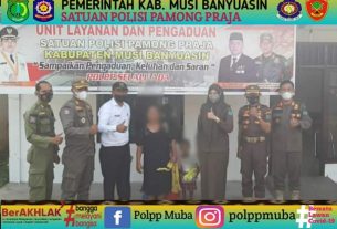 Tim Patroli Pol PP Mengamankan Seorang Wanita dan Anak Kecil Yang Terlantar